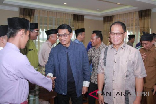 Kepala Staf Kepresidenan tinjau pertanian di Lingga Page 4 Small