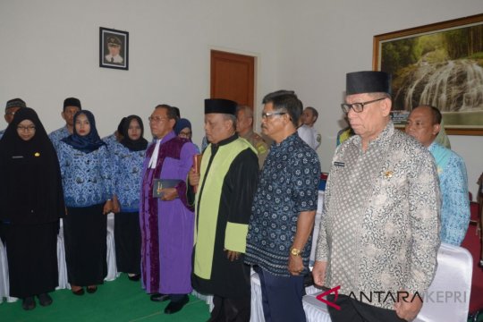 Bupati Lingga lantik Pejabat Pengawas Eselon IV Page 8 Small