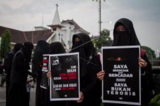 Aksi Wanita Bercadar Menolak Terorisme Page 3 Small