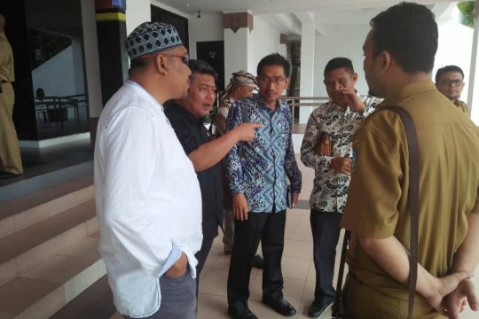 Sidak Komisi I DPRD Kepri di Disdukcapil Batam Page 3 Small