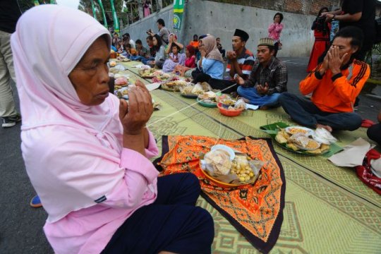 Tradisi Lebaran ketupat Page 1 Small