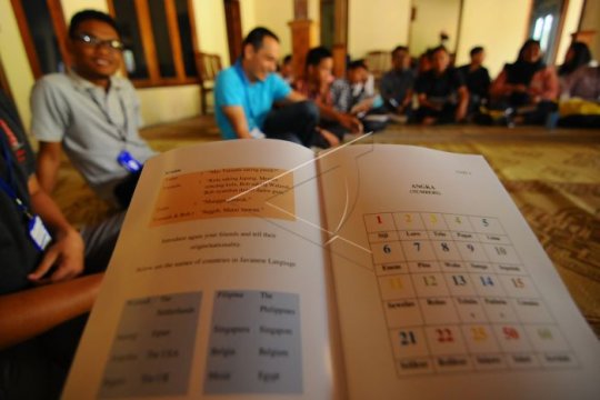 Pelajar asing belajar bahasa Jawa Page 1 Small