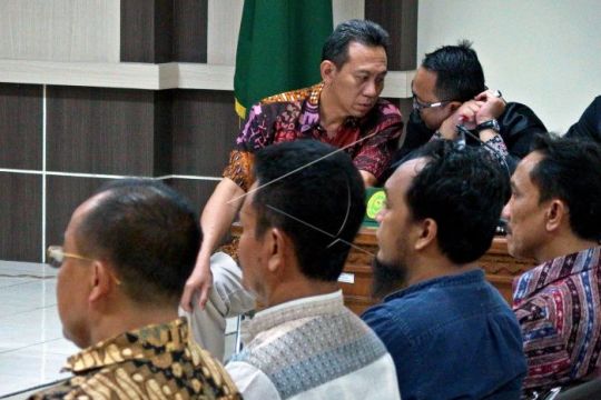 Sidang lanjutan Bupati nonaktif Kebumen Page 2 Small