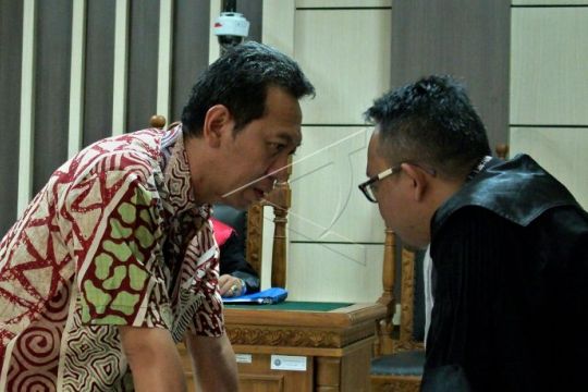 Sidang perdana bupati nonaktif Kebumen Page 3 Small