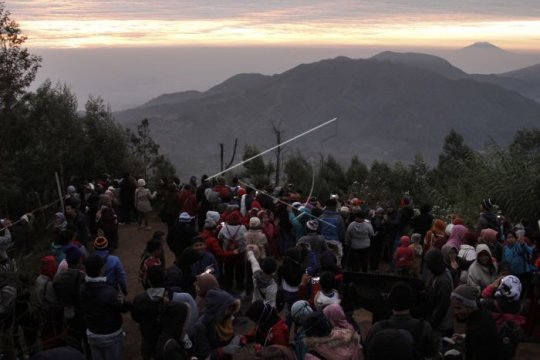 Wisata matahari terbit di bukit Sikunir Page 2 Small