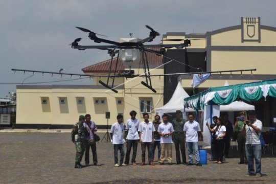 Drone untuk penyemprotan lahan pertanian Page 2 Small