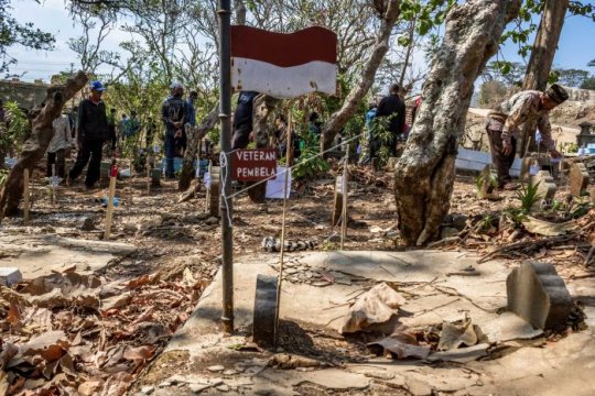 Pemindahan makam terdampak proyek jalan tol Page 1 Small