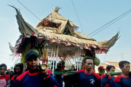 Sedekah laut dan bumi kampung nelayan Tambaklorok Page 3 Small