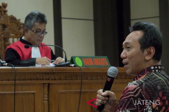 Sidang Bupati nonaktif Kebumen Yahya Fuad Page 1 Small