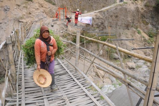 Pembangunan jembatan gantung jalur evakuasi Merapi Page 3 Small
