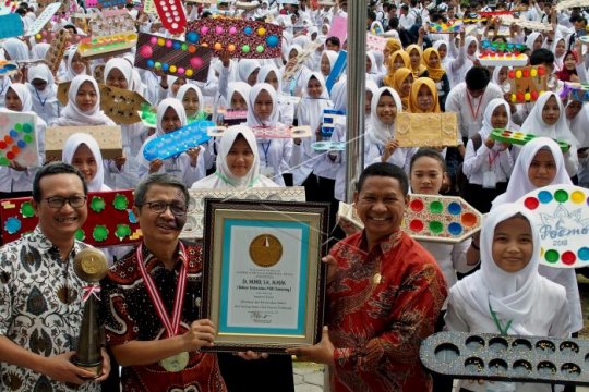 Rekor alat permainan tradisional dakon terbanyak Page 1 Small