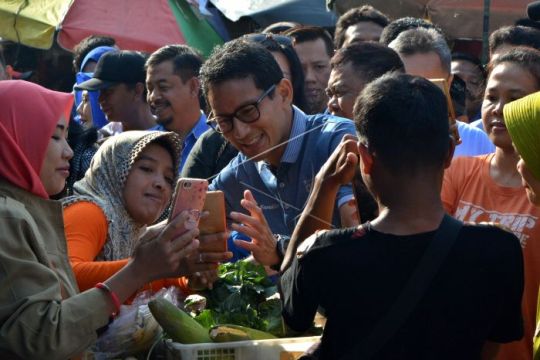 Sandiaga kunjungi pasar Wonodri Page 3 Small