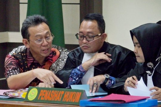 Sidang lanjutan Bupati nonaktif Kebumen Page 1 Small