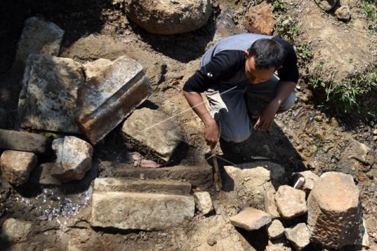 Penelitian struktur batuan candi Ngempon Page 1 Small