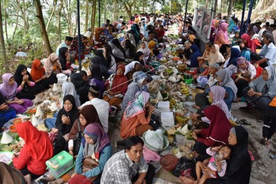 Tradisi sadranan Gunung Kalong Page 2 Small