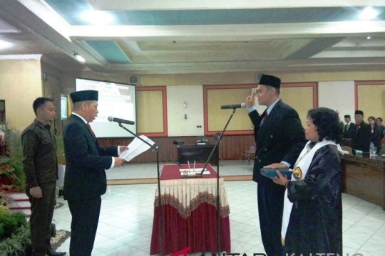 Gemin Gemayen dilantik gantikan Fristio di DPRD Bartim