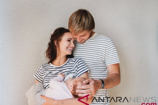 Ayah memiliki peran penting memproduksi ASI