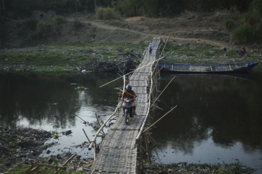 Jembatan bambu sungai Bengawan Solo Page 2 Small