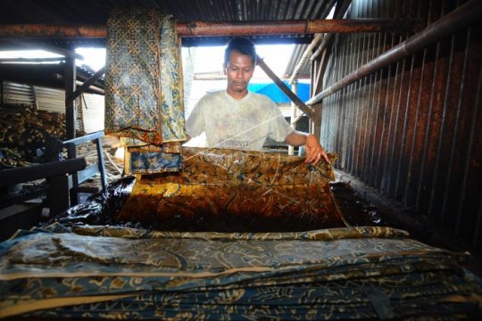 Kerajinan batik berbahan dasar alami Page 2 Small