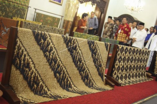 Peserta JKPI kunjungi museum batik Danar Hadi Page 1 Small