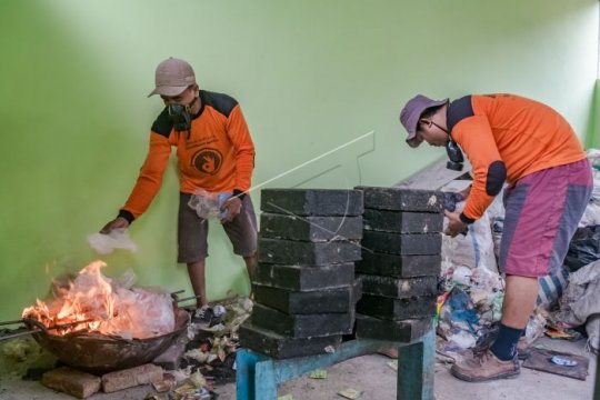 Produksi ubin permukaan jalan dari sampah plastik Page 2 Small