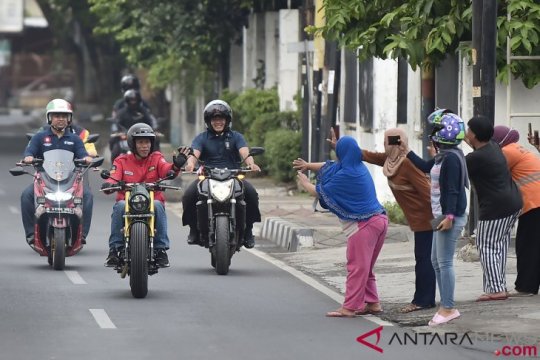 Presiden Jokowi Blusukan ke Pasar Naik Motor Page 1 Small