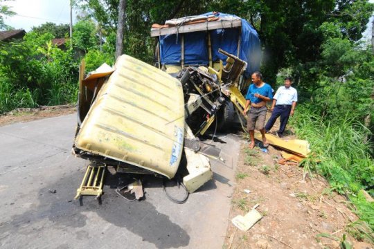 Kecelakaan truk Page 1 Small