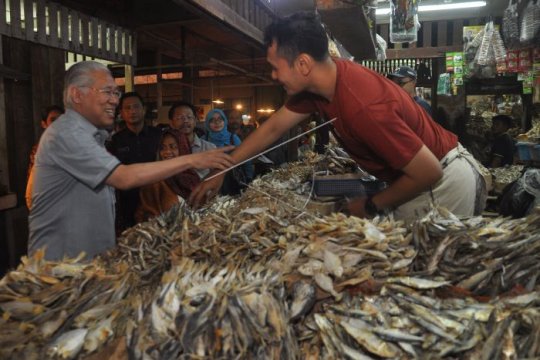 Mendag pantau harga dan ketersediaan bahan pokok Page 1 Small