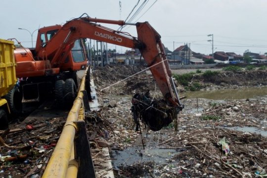 Sampah di Sungai Banjir Kanal Timur Page 1 Small