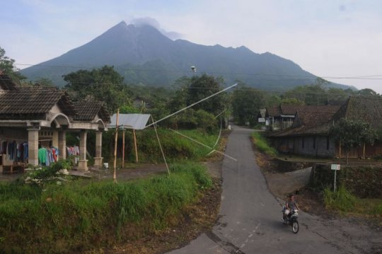 Gunung Merapi level waspada Page 1 Small