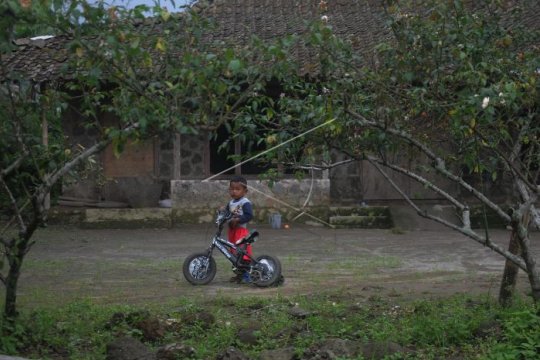 Aktivitas warga sekitar gunung Merapi Page 1 Small