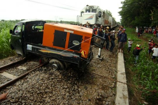 Kecelakaan mobil tertabrak kereta api Page 1 Small