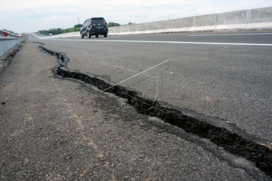 Jalan tol retak akibat longsor Page 1 Small