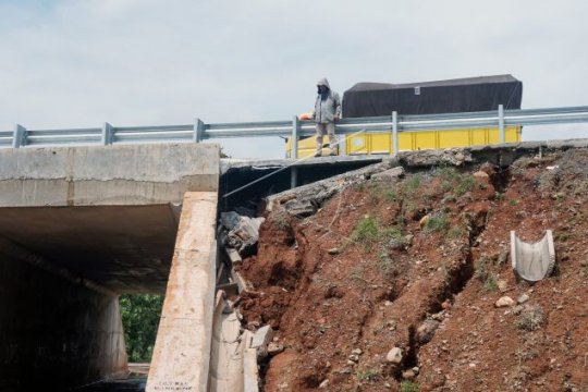 Jalan tol retak akibat longsor Page 2 Small