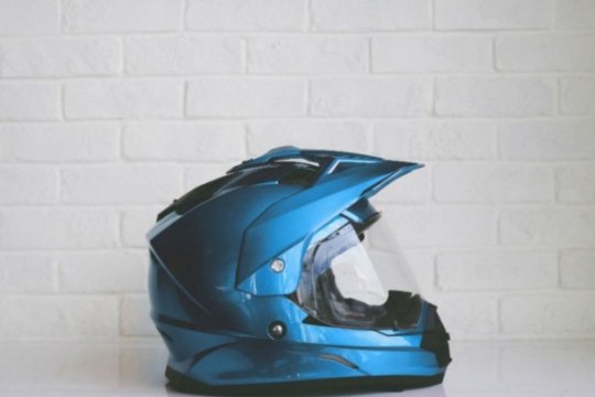 Cuci helm, jangan pernah merendamnya
