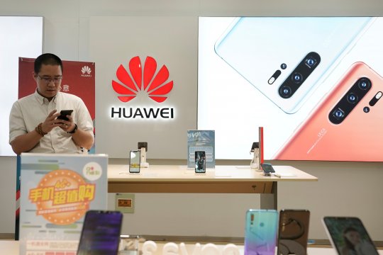 AS longgarkan sejumlah larangan dagang untuk Huawei