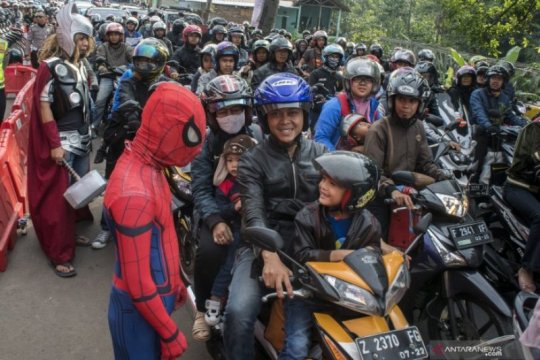 Superhero turun di jalan hibur pengendara Page 1 Small