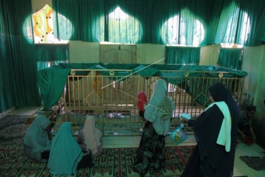 Memandikan Bayi Di Makam Ulama Page 2 Small