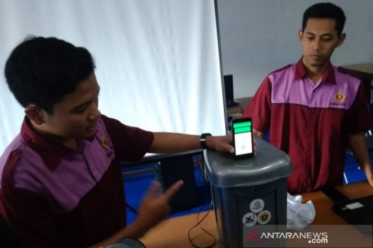 Mahasiswa ciptakan tempat sampah berbasis internet