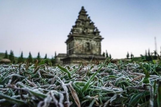 Embun beku di Dieng Page 2 Small