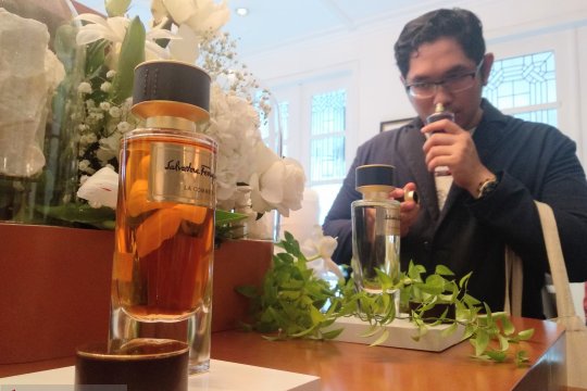 Agar wangi parfum awet di badan, begini caranya