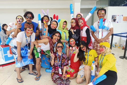 Pendukung berkostum unik tarik perhatian pengunjung Indonesia Open