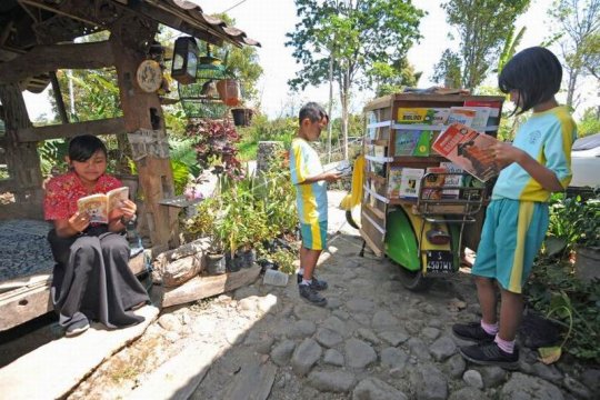 Perpustakaan keliling menggunakan roda dua Page 2 Small