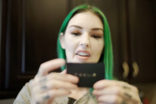 Amie nekat tanam chip kunci mobil Tesla ke lengannya