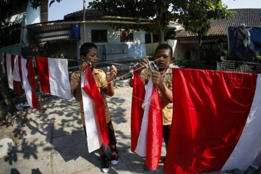 Aksi mencuci bendera Merah Putih Page 3 Small