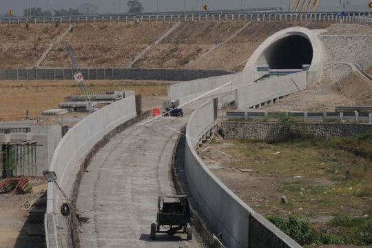 Pembangunan jalur kereta api bandara Adi Soemarmo Page 1 Small