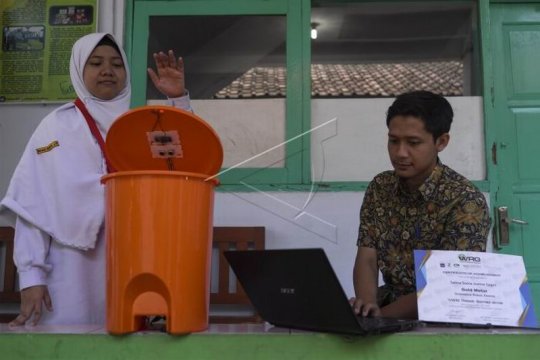 Robot tempat sampah Page 1 Small