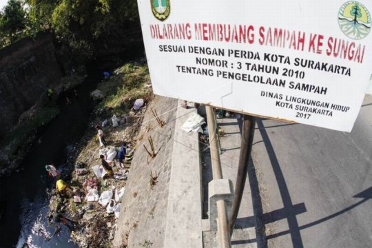 Membersihkan sungai Jenes dari sampah Page 1 Small