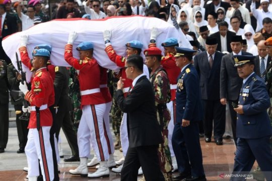 Upacara pemakaman BJ Habibie di Taman Makam Pahlawan Nasional Utama Kalibata Page 4 Small