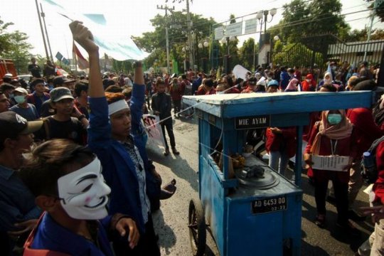 Unjuk rasa aliansi mahasiswa Brebes Page 2 Small